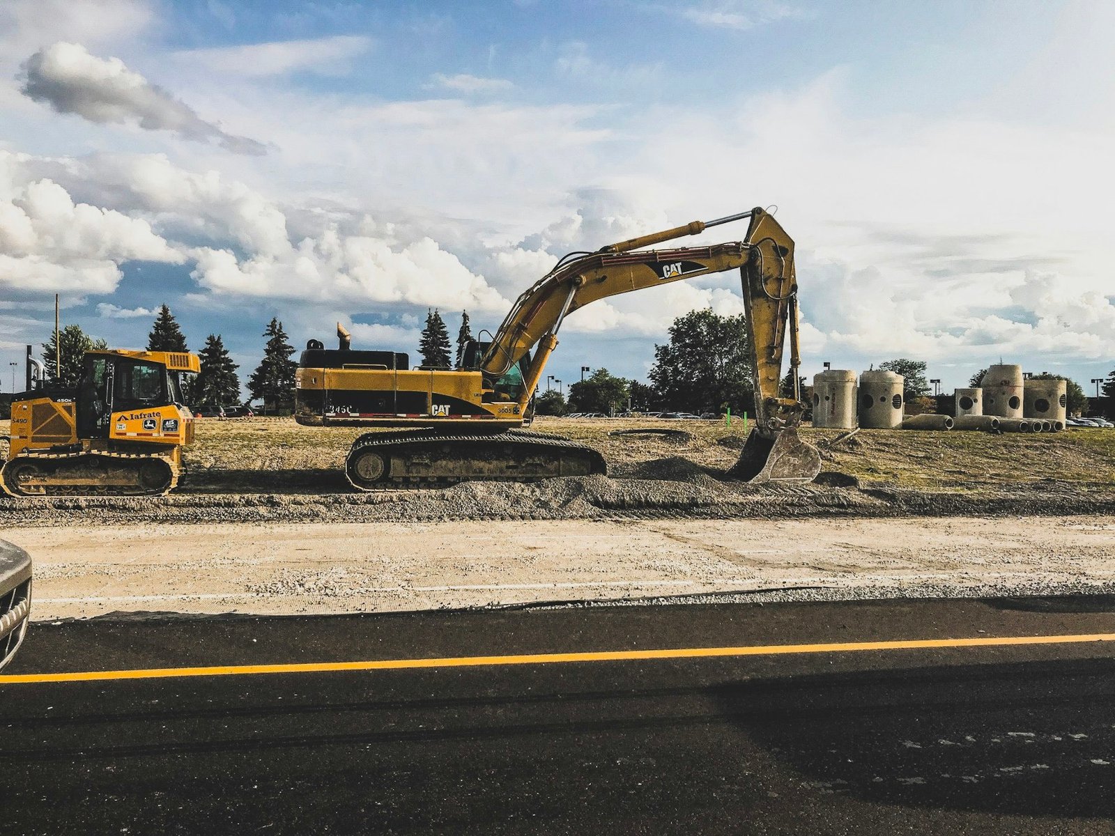 Excavadora y maquinaria en una obra de vialidad