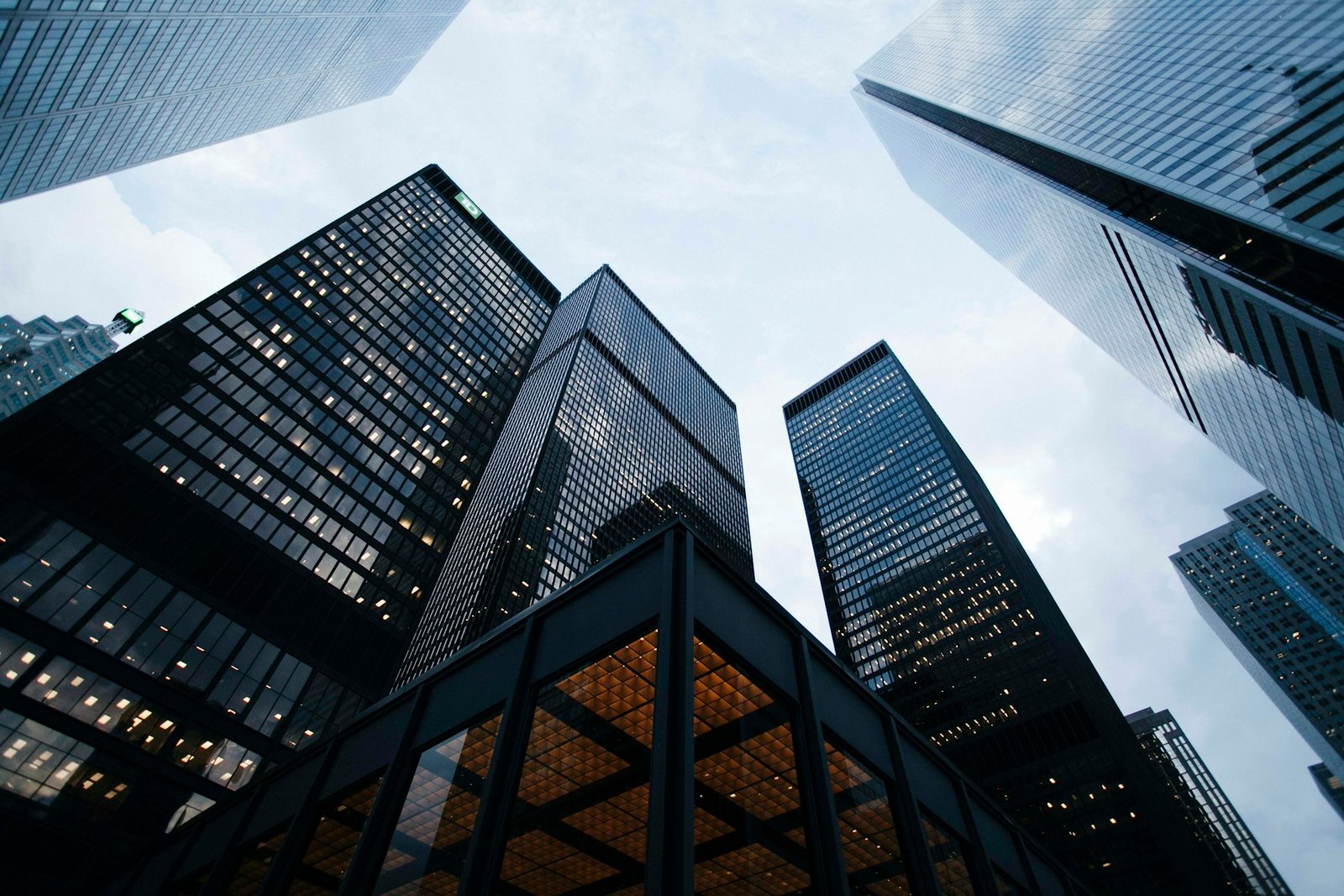 Conjunto de edificios comerciales de vidrio